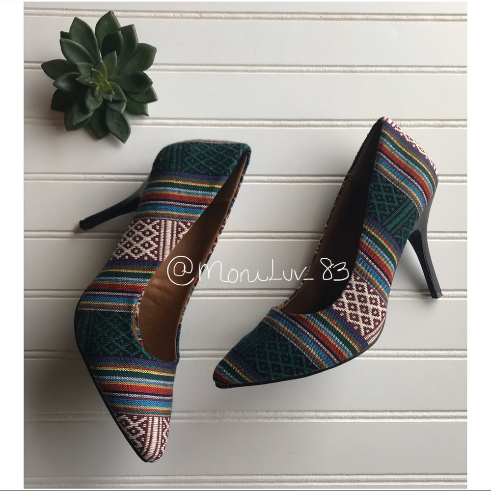 Rampage Nerieda Tribal Aztec point heel pumps 7.5M